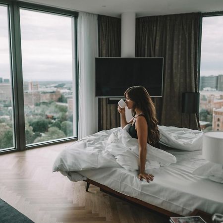Andaz Vienna Am Belvedere, By Hyatt Exterior photo A woman waking up in the morning