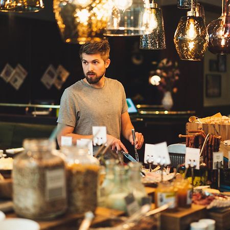 Andaz Vienna Am Belvedere, By Hyatt Exterior photo A bartender at work
