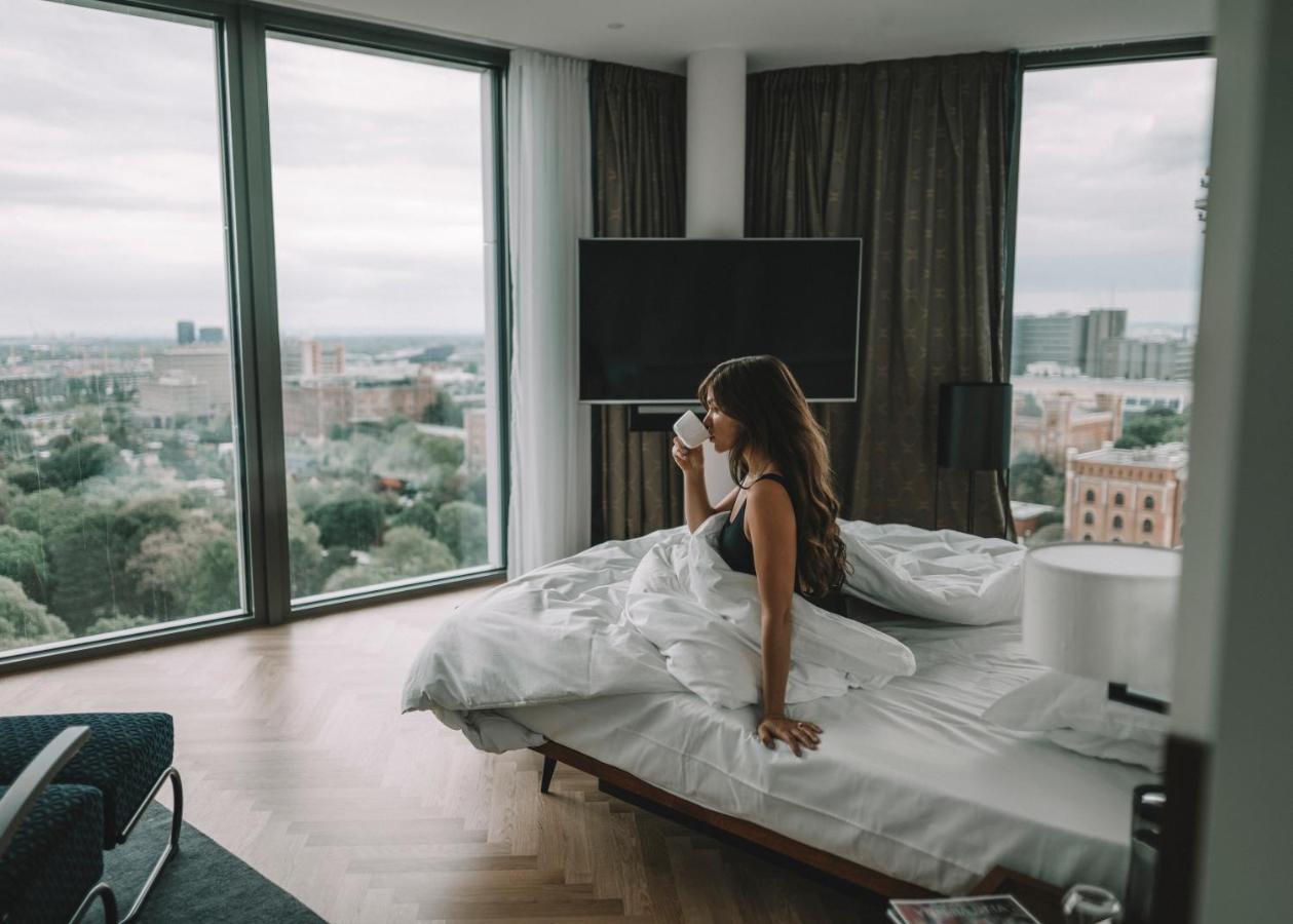 Andaz Vienna Am Belvedere, By Hyatt Exterior photo A woman waking up in the morning