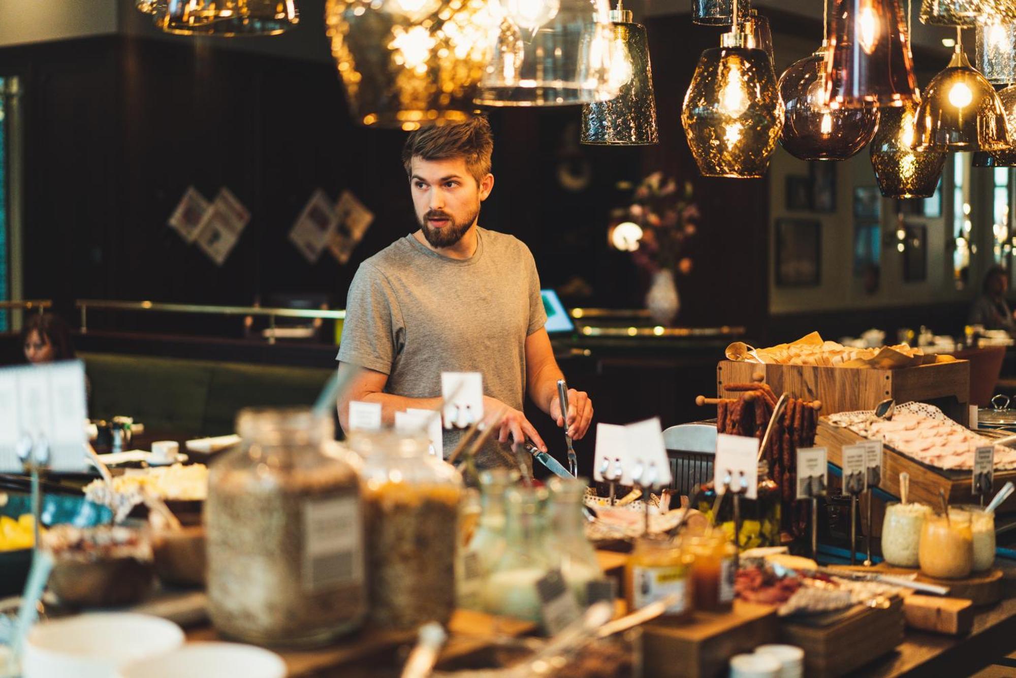 Andaz Vienna Am Belvedere, By Hyatt Exterior photo A bartender at work