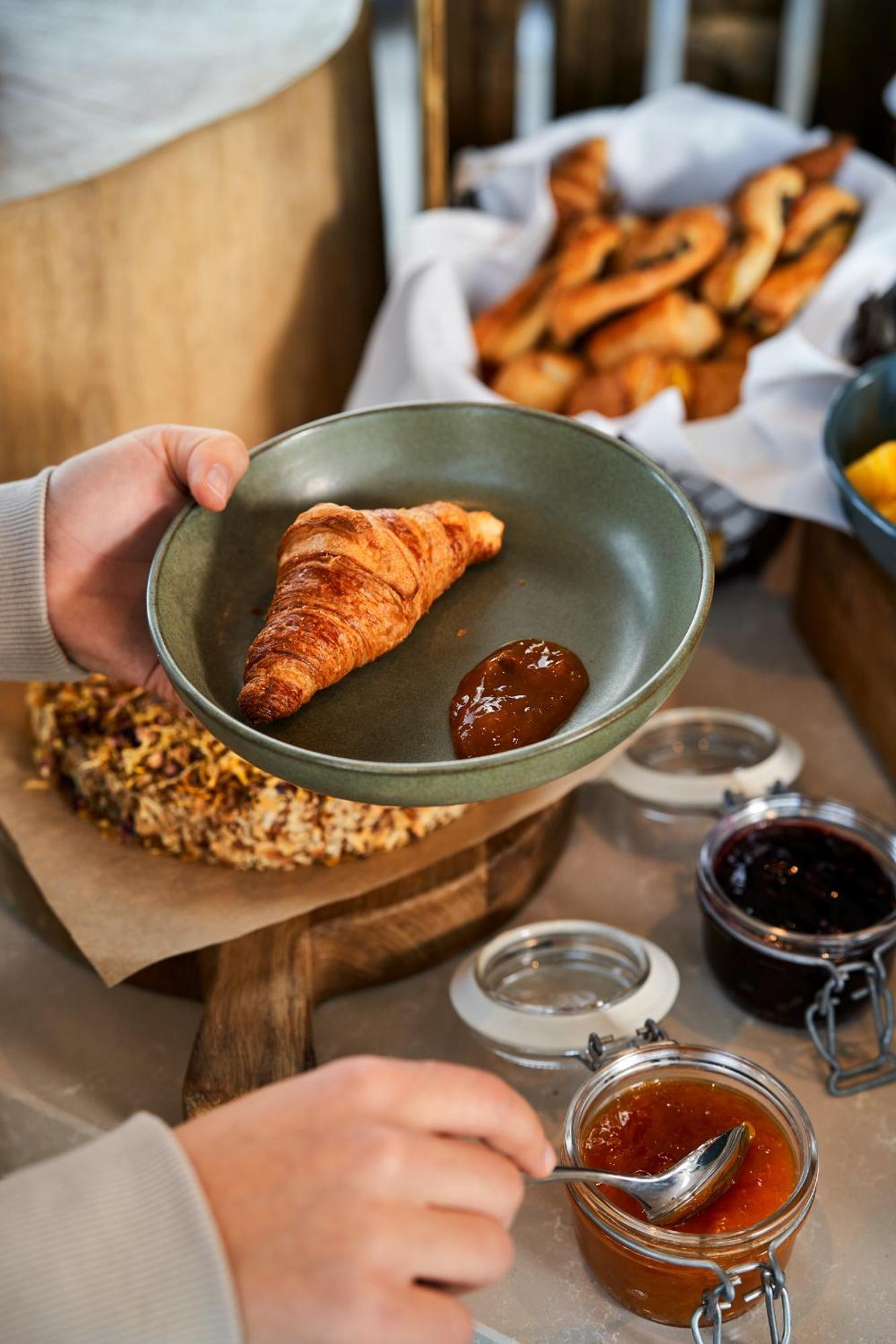 Andaz Vienna Am Belvedere, By Hyatt Exterior photo A croissant